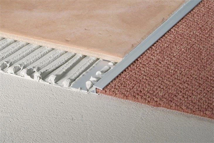 Striscia di moquette con profilo in acciaio inossidabile