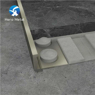 Finiture per piastrelle color canna di fucile